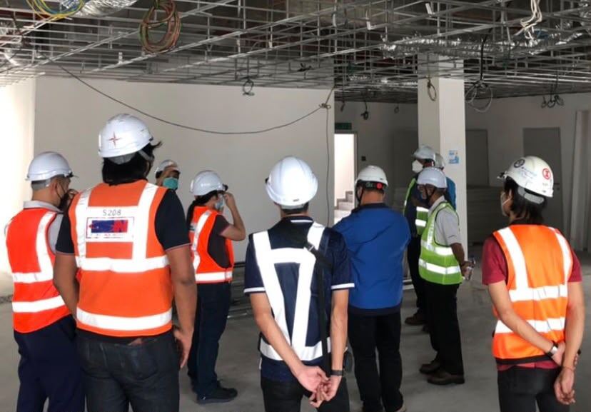 Site team in full PPE — toolbox briefing